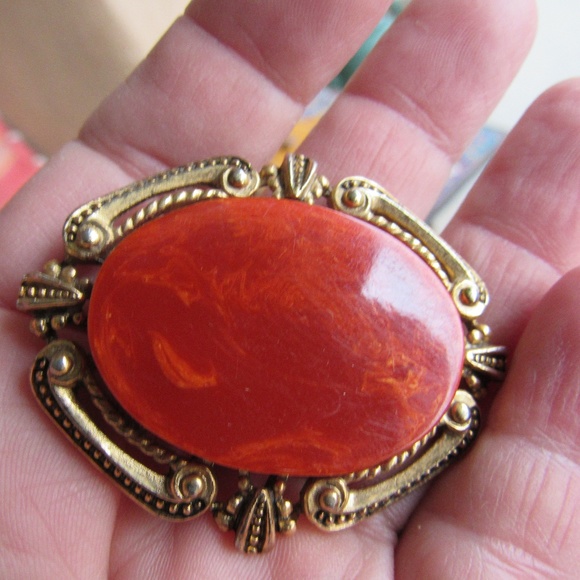 1950s Gold Plated BAKELITE Brooch - Picture 1 of 4